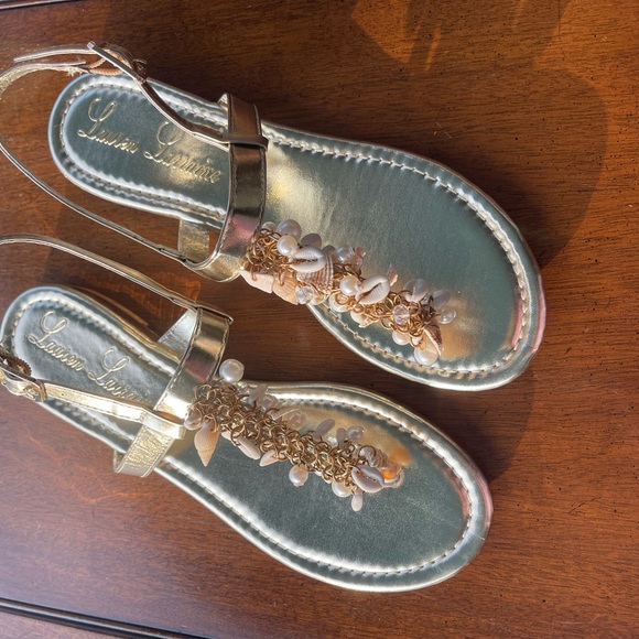 NEW Gold Sandals embellished with shells - Picture 5 of 8